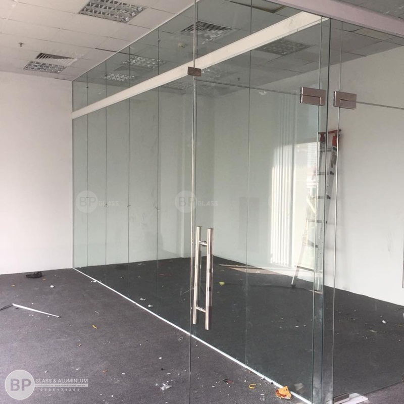Thi công vách ngăn kính văn phòng tại Trung Yên Plazza